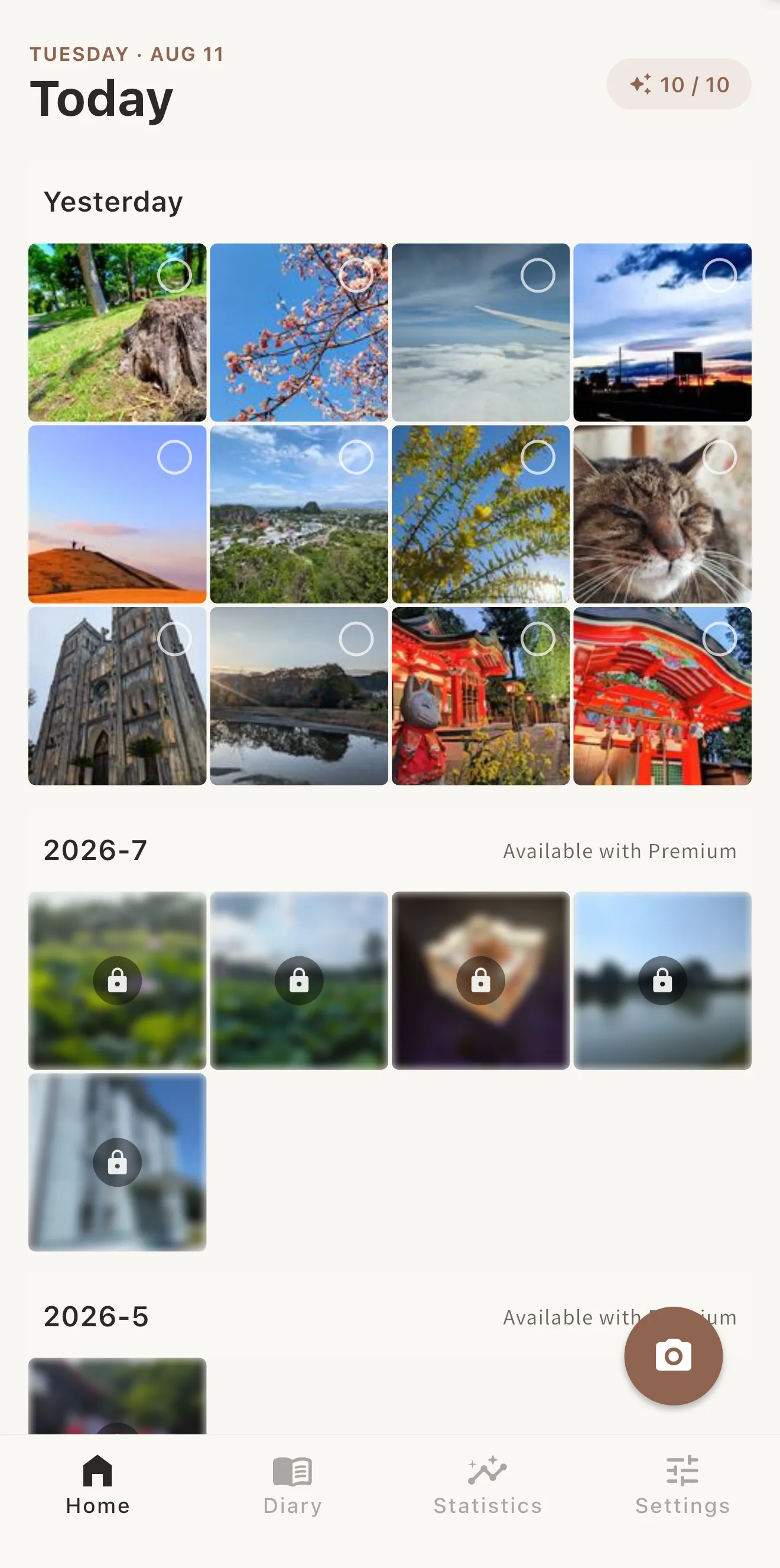 The home screen, with the day’s photos laid out as a grid